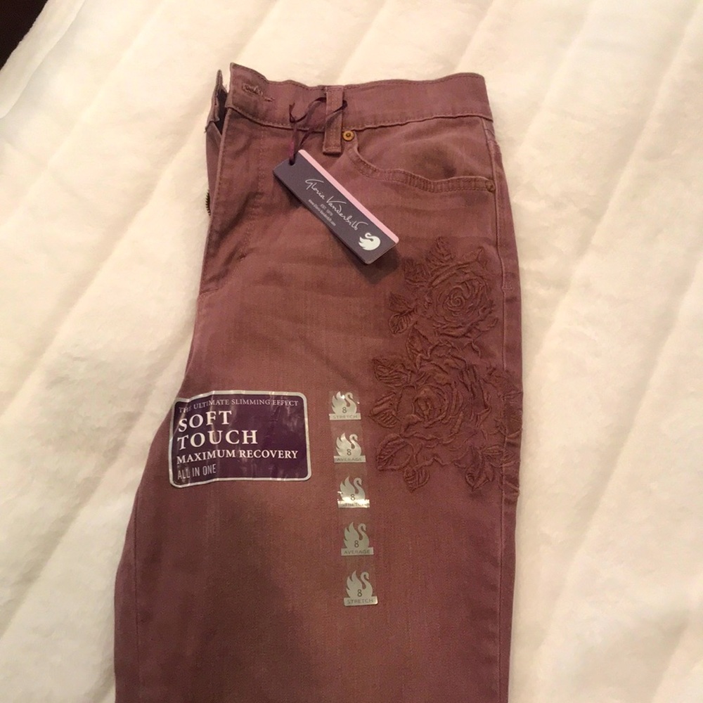 Gloria Vanderbilt Slimming Jean: 8 Average   (B-36